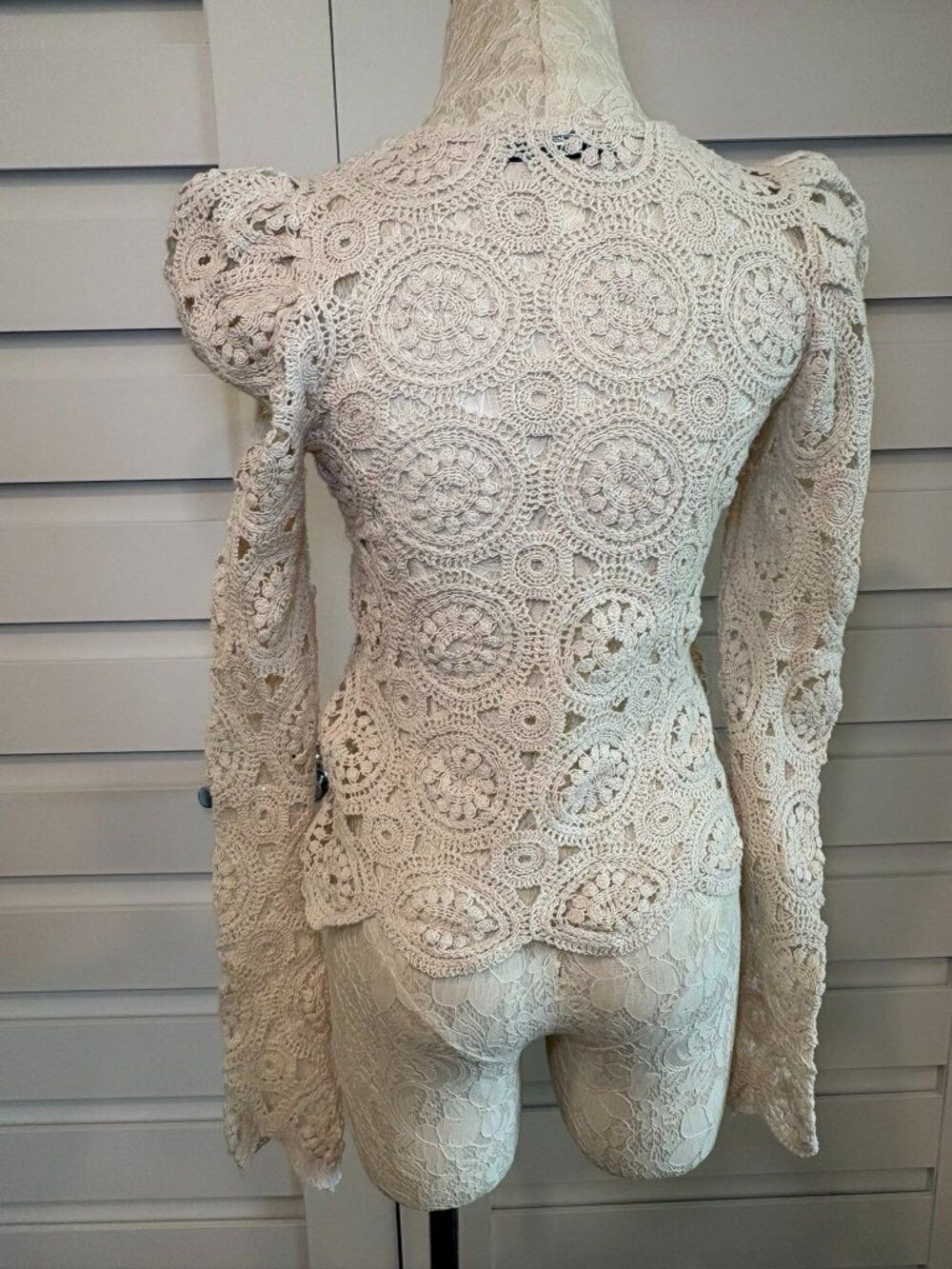 Zara Beige Crochet Lace Romantic Puff Sleeve Scalloped Hem Top Size S - Picture 10 of 12